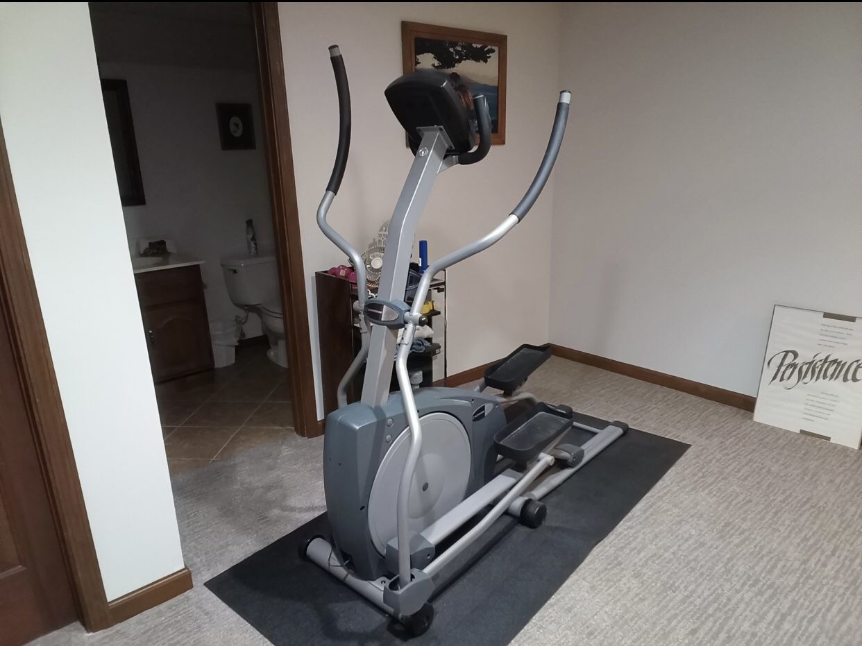 Schwinn 418 Elliptical Trainer