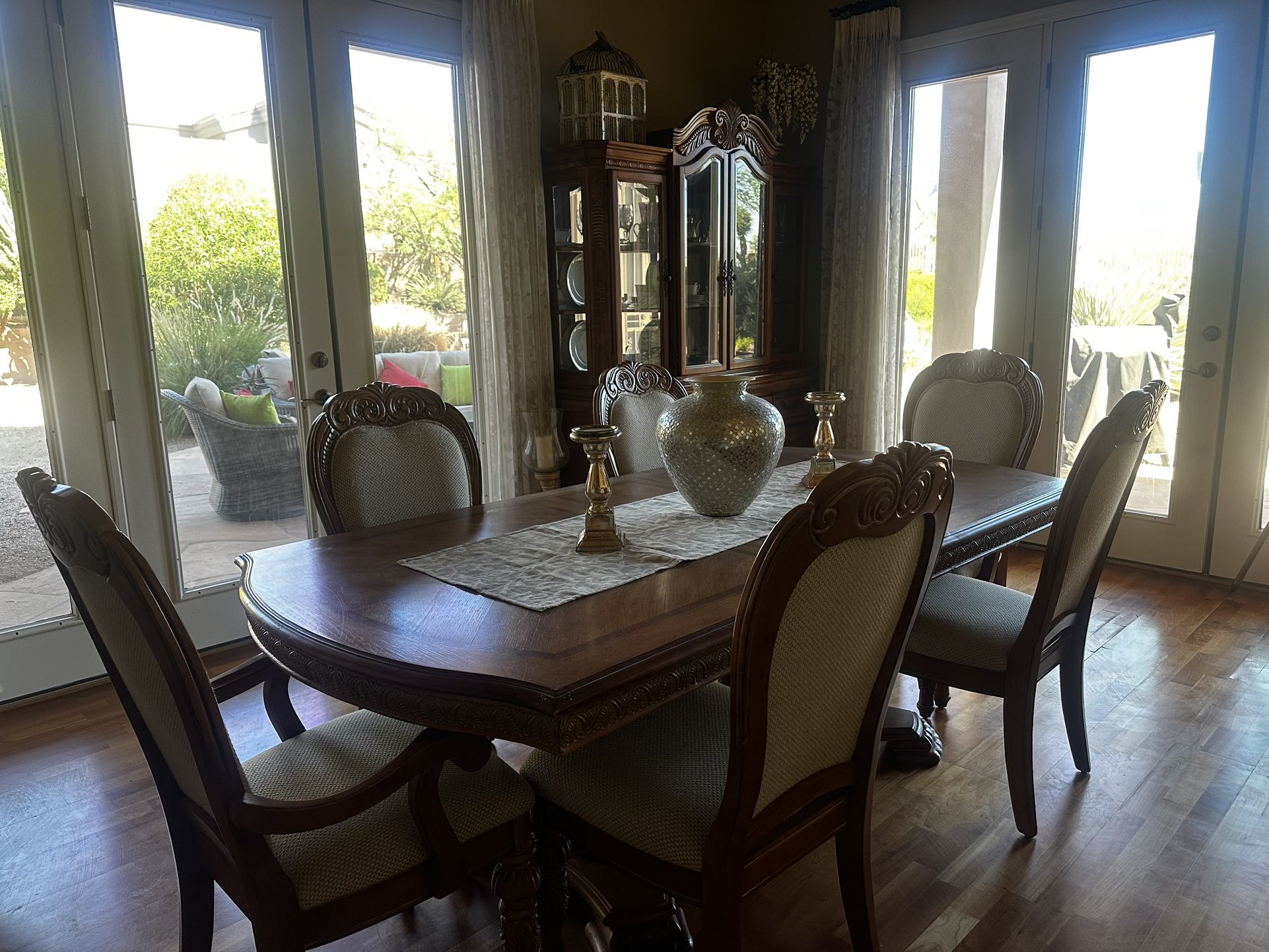 Dining Room Set W/Lighted Hutch