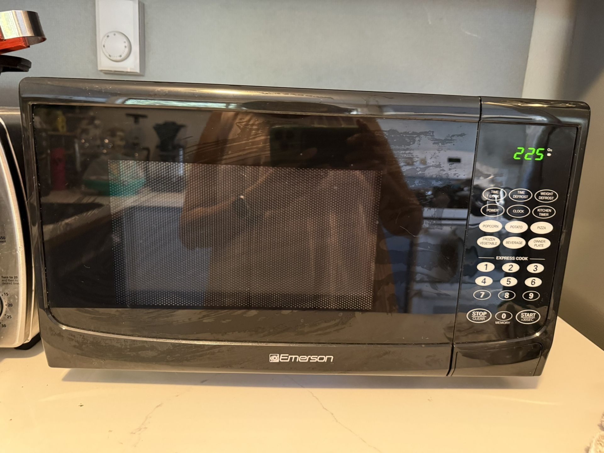 Microwave 0,9 Cubic Feet - $40 OBO