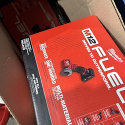 *BRAND NEW* M12 FUEL 12V 3 in. Lithium-lon Brushless Cordless Cut Off Saw Kit with One 4.0 Ah Battery Charger and Bag