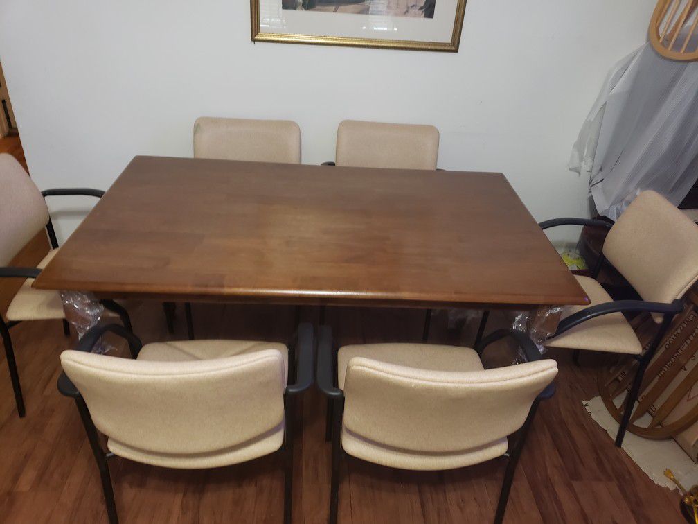 1 wooden dining table with 6 chairs. Comedor de madera con 6 sillas.