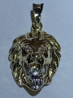 Lion head pendant with diamond eyes