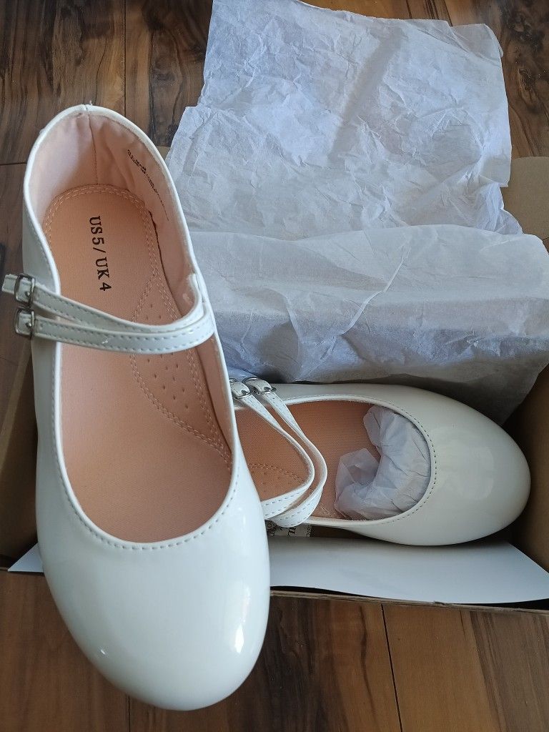 New. White Mary Janes Shoes. Size 5