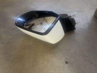 Mirror Tahoe 2023. Right. Side