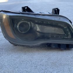 Passenger Chrysler 300 Headlight