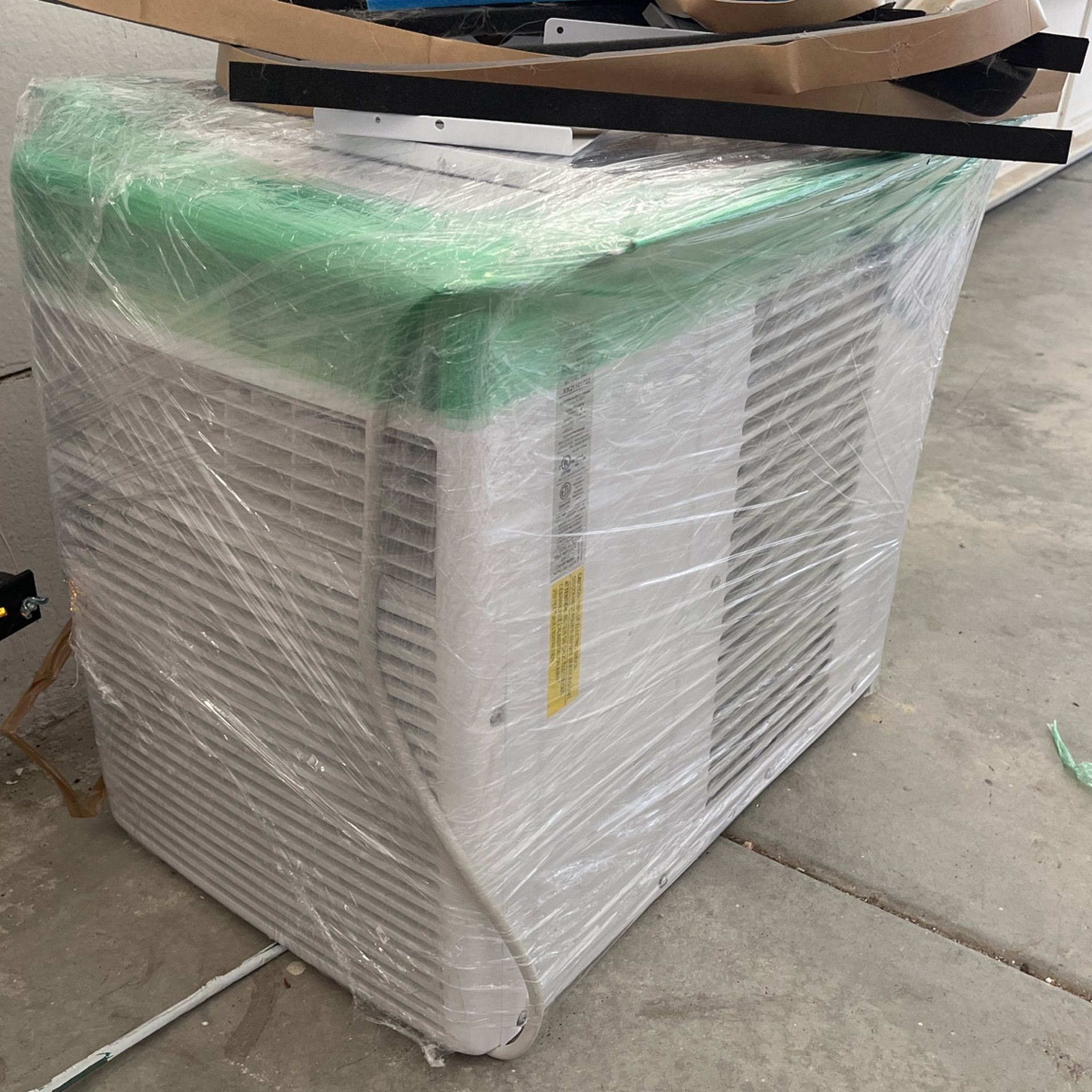 🌬️ Like New 8,000 BTU Window AC Unit – Chillin Like a Villain 🧊
