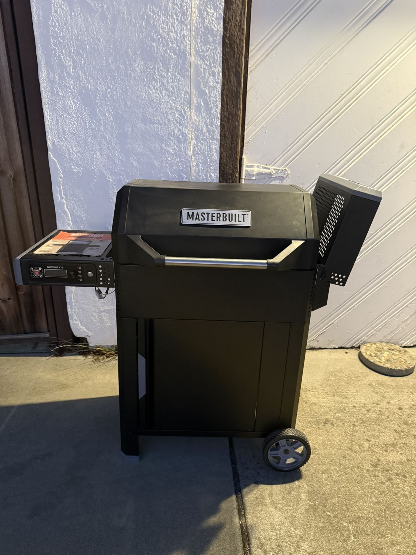 Masterbuilt AutoIgnite Series 545 Digital Charcoal Grill & Smoker