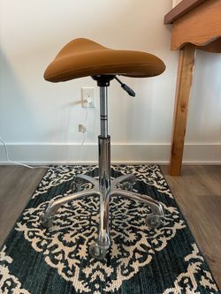 Ergonomic stool on wheels for professionals