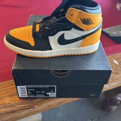Jordan 1 Retro High Tops Size 1 Youth 