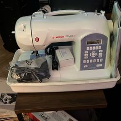 Singer, stylist 2 sewing machine