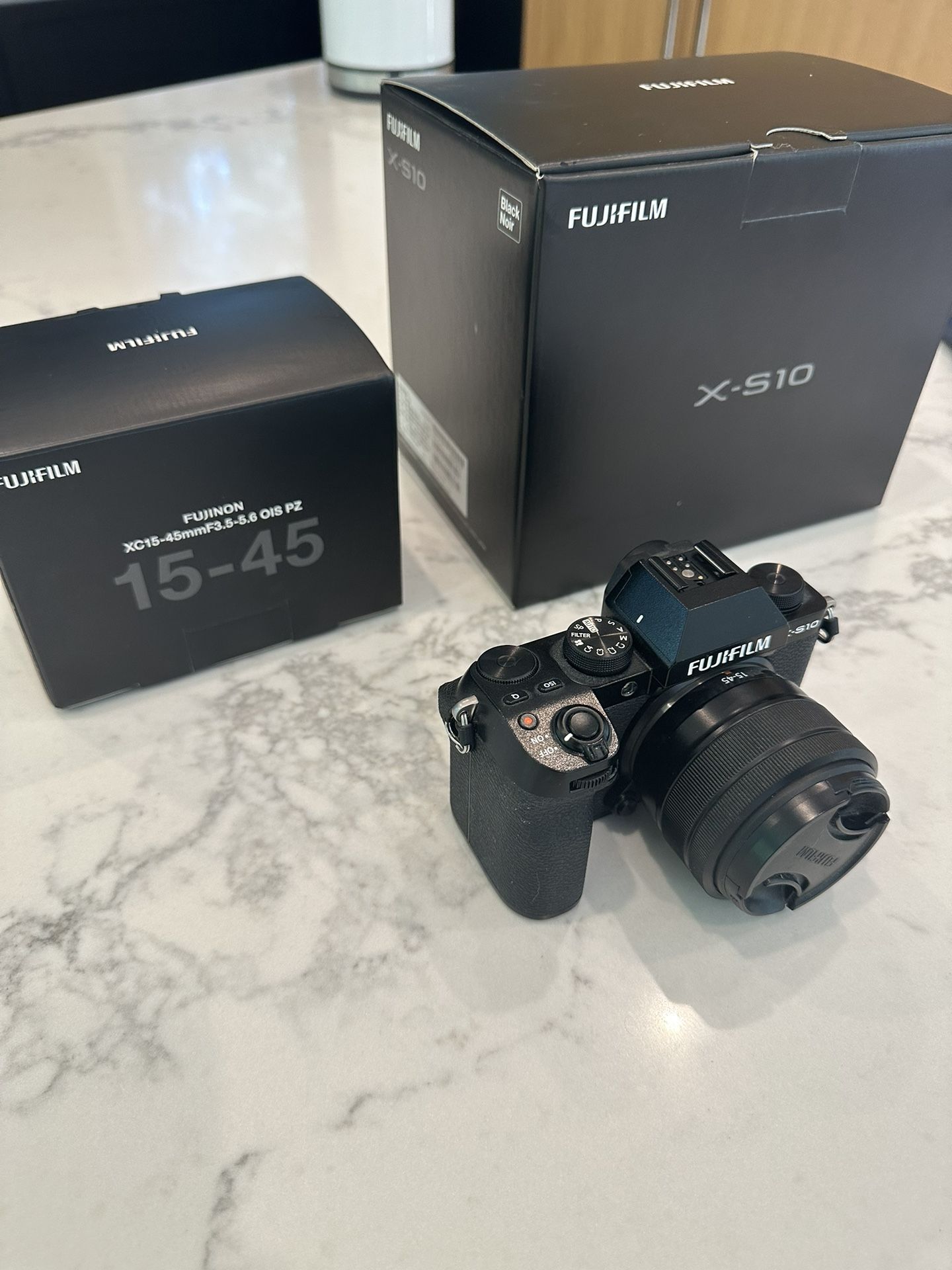Fujifilm X-S10 Mirrorless Camera Body - Black Fujinon XC15-45mmF3 
