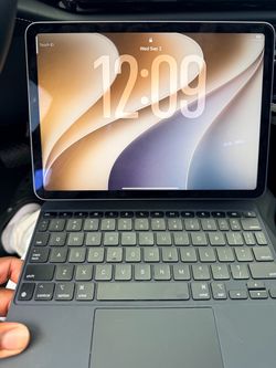 Apple iPad Air m3 with Magic Keyboard Case