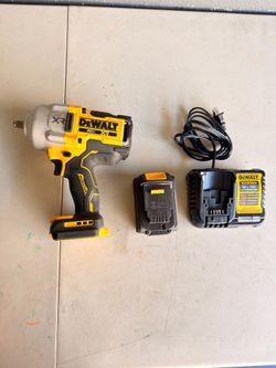 Dewalt DCF961 20V XR 1/2" high-torque impact plus 1x 5Ah charger + bag