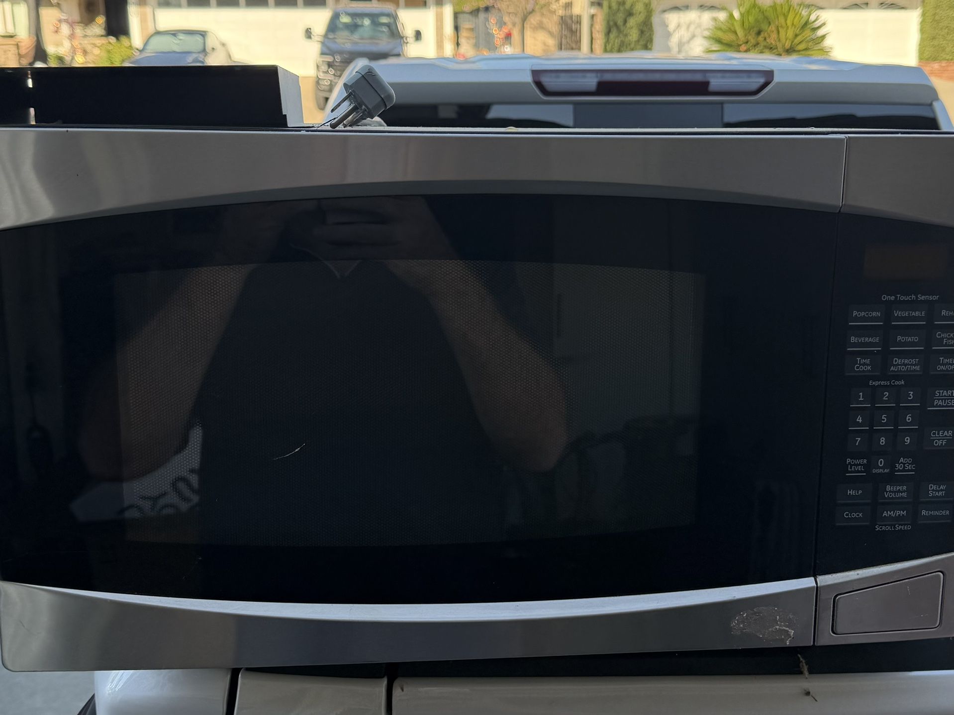 GE MICROWAVE OVEN w/ Built in Trim Kit