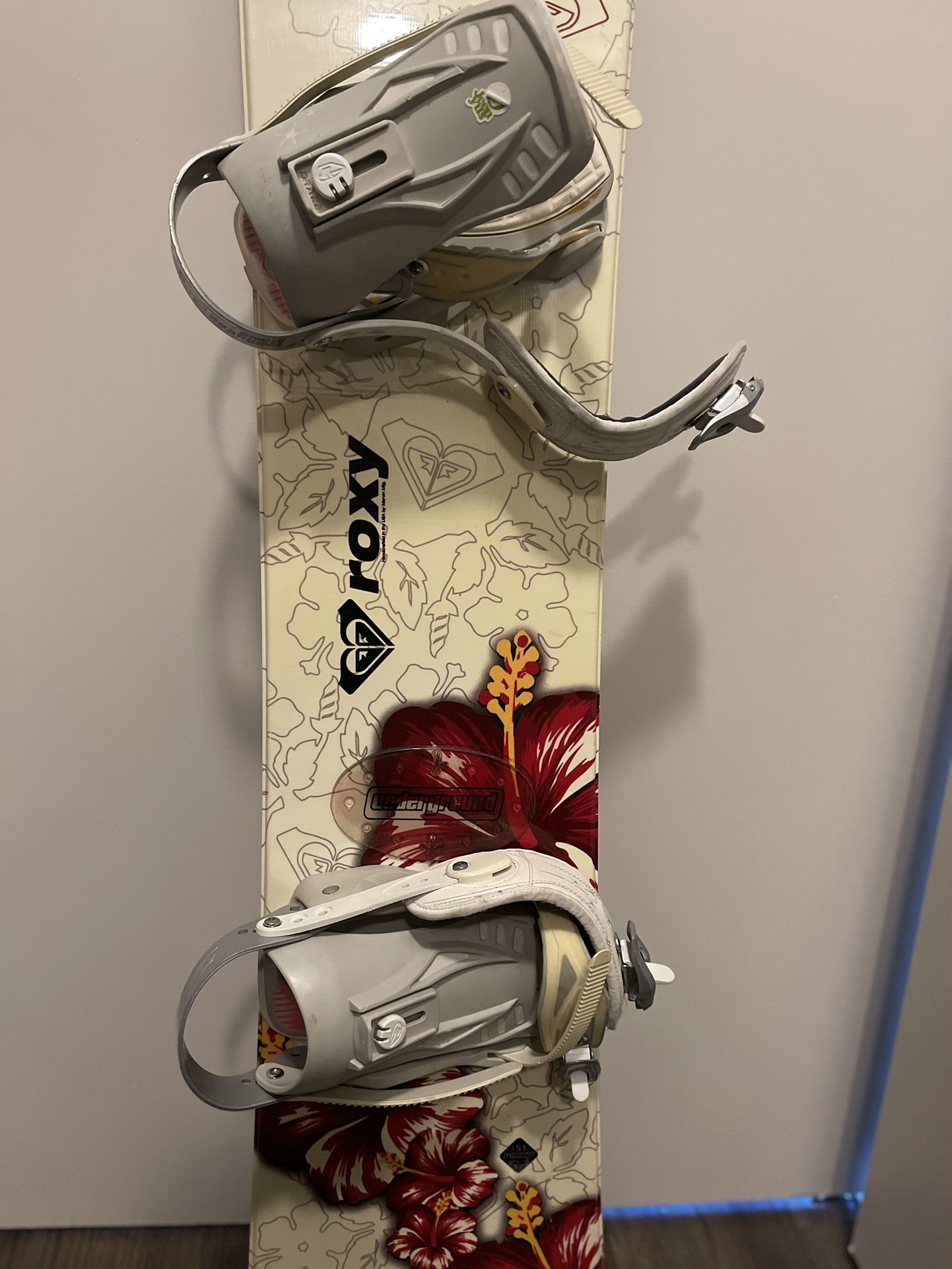 roxy 154 snowboard XOXO Perfect for beginners and intermediate riders Roxy Dawn Snowboard - Women's