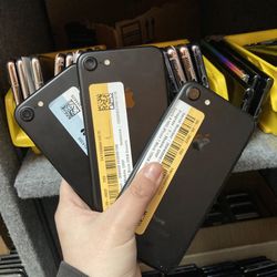 Factory Unlocked Iphone 7 32 gb comes with store warranty 