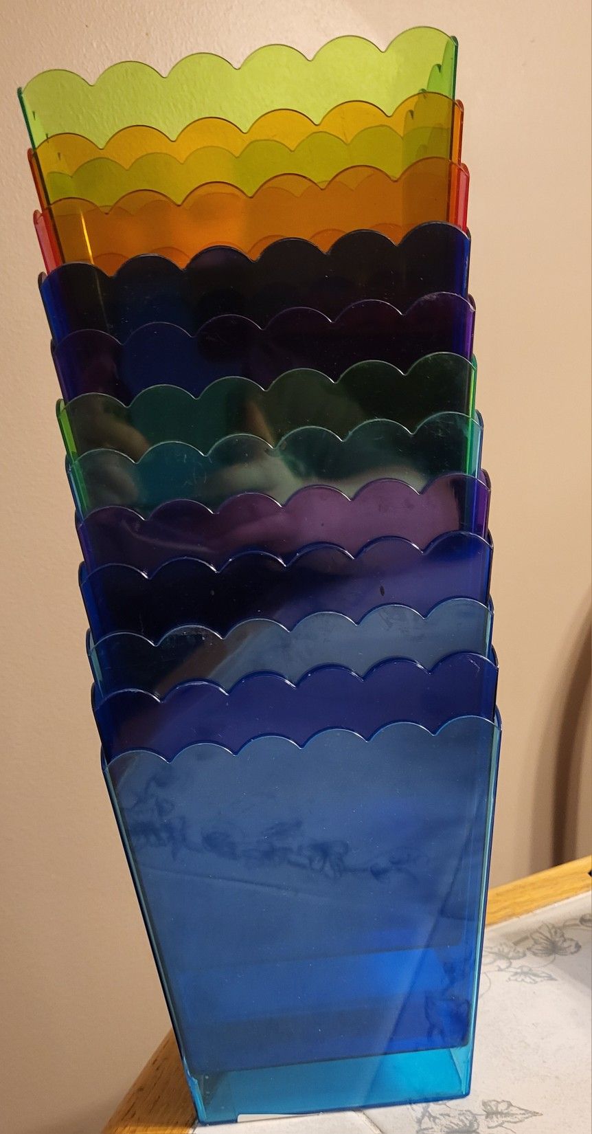 Medium Scalloped Plastic Containers