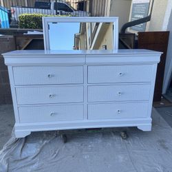 White Dresser With Mirror (Tocador Blanco Con Espejo)