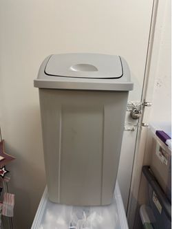 Gray heavy plastic trash can - removable lid