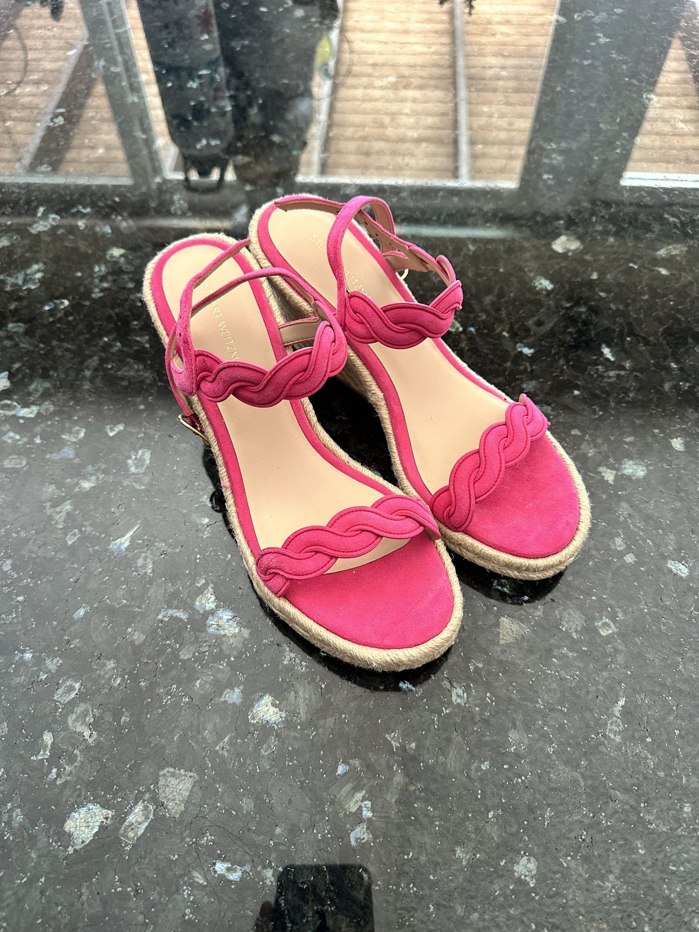 Heels/Tacones - Read Bio
