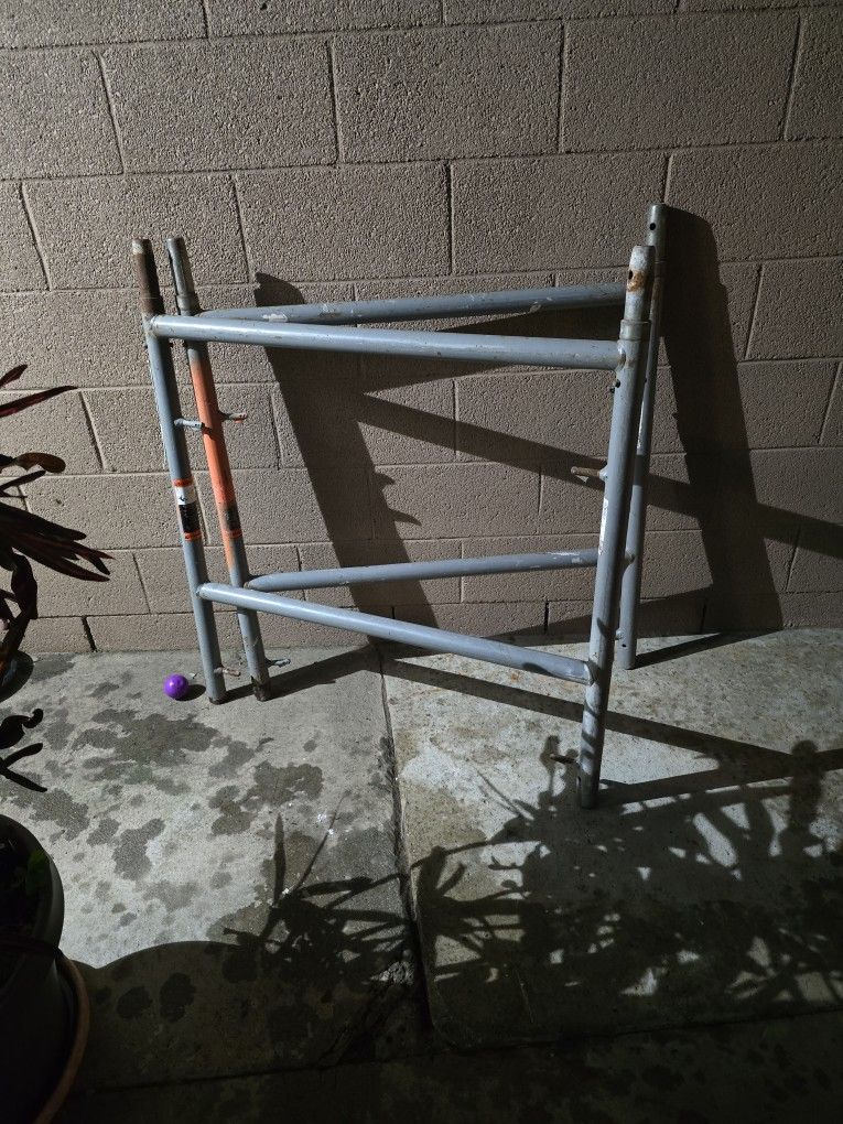 36x36" Scafold With Two Csisors