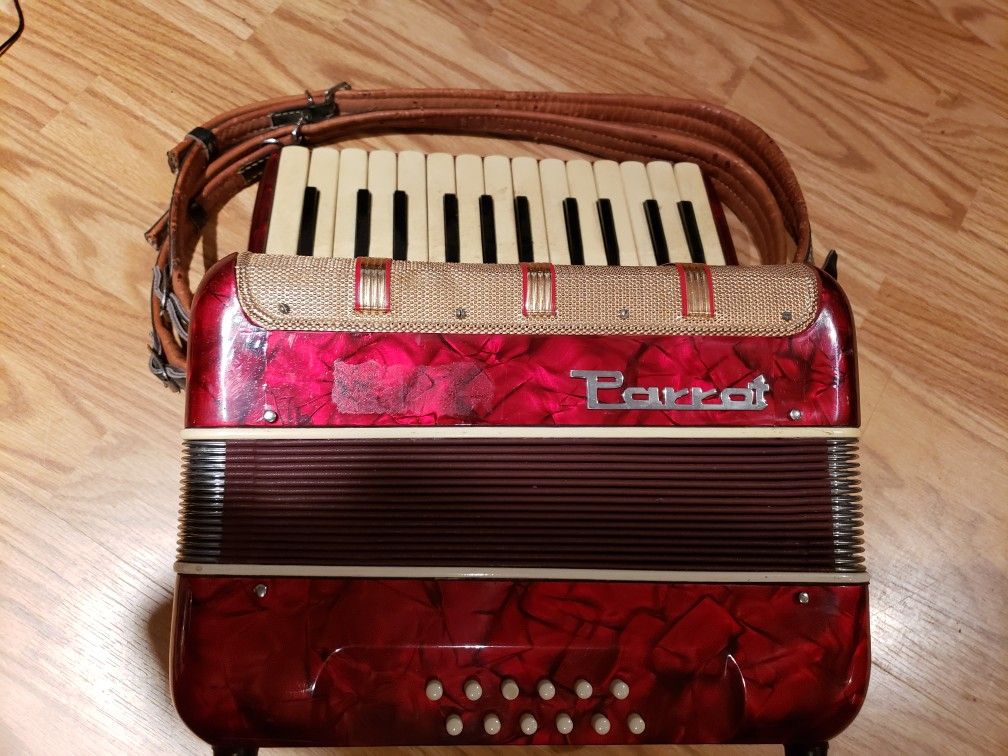 Parrot 25 key accordion - VINTAGE /GREAT CONDITION 400 OBO