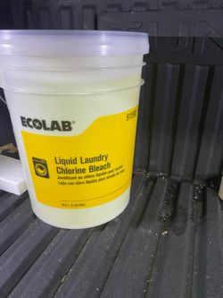 Ecolab 15982 Liquid Laundry Destainer, 5 GAL