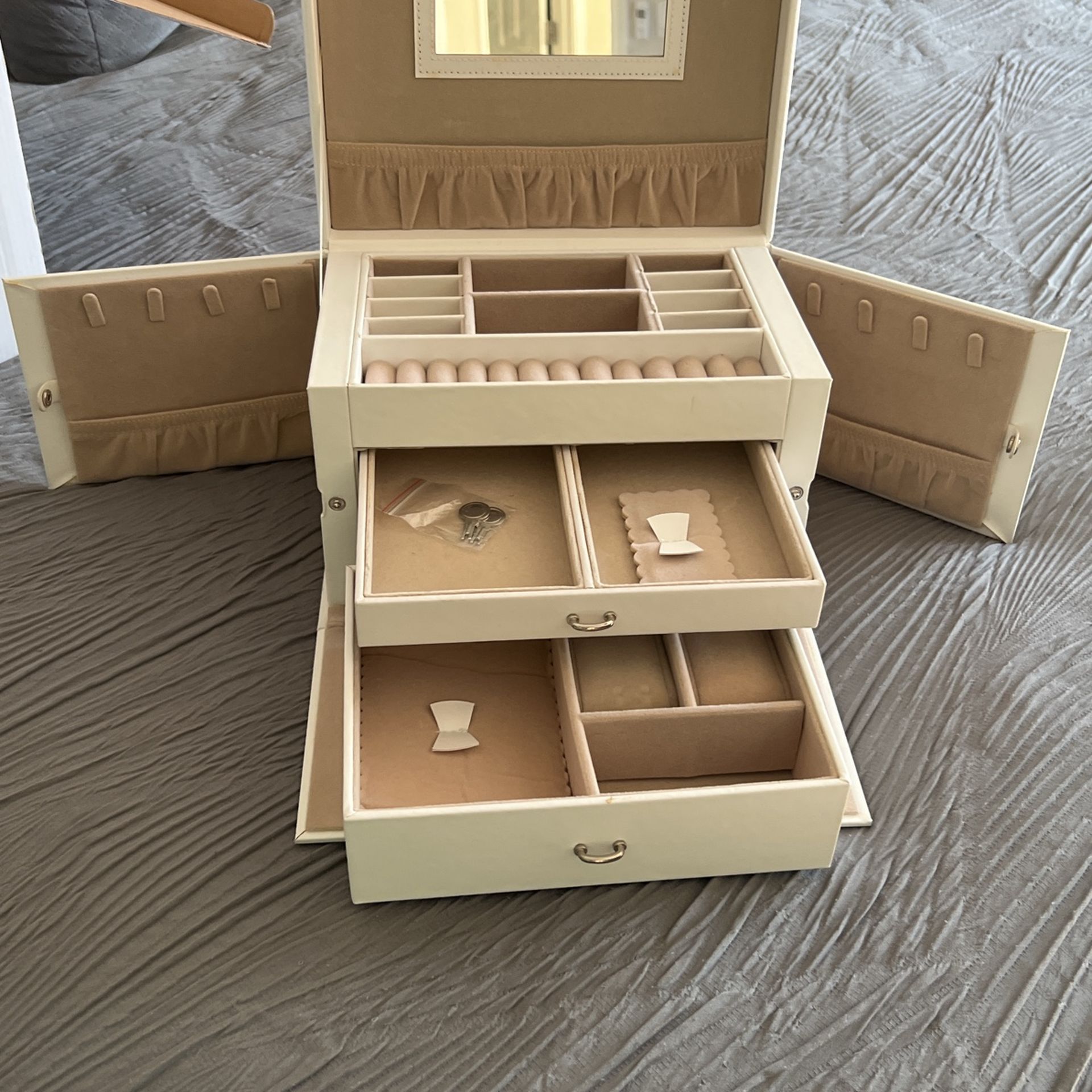 Locking Jewelry Box With Keys
