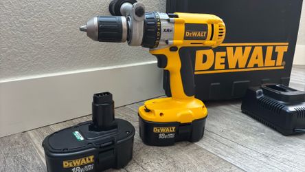 DeWALT Taladro/Martillo Semi-Nuevo Con 2Baterias