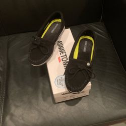 MINNETONKA  Never Worn New In Box Women’s Kilty Black