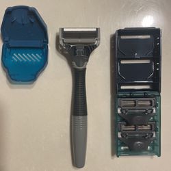 Two Tone Harry’s Razor With 3 New Cartridges (Great Condition)