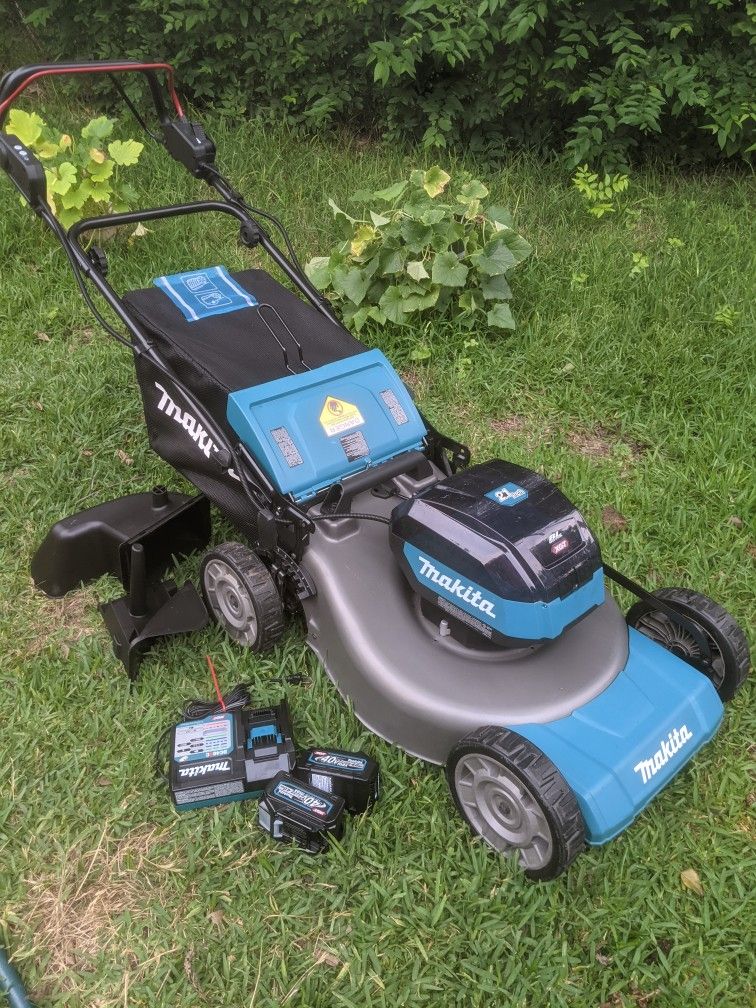 Makita 40 Volt Lawn Mower With (2) 4.0Ah Batteries And Charger. Used Model GML01