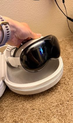 Apple Vision Pro (M2 256gb) for sale with travel case and dual knit band