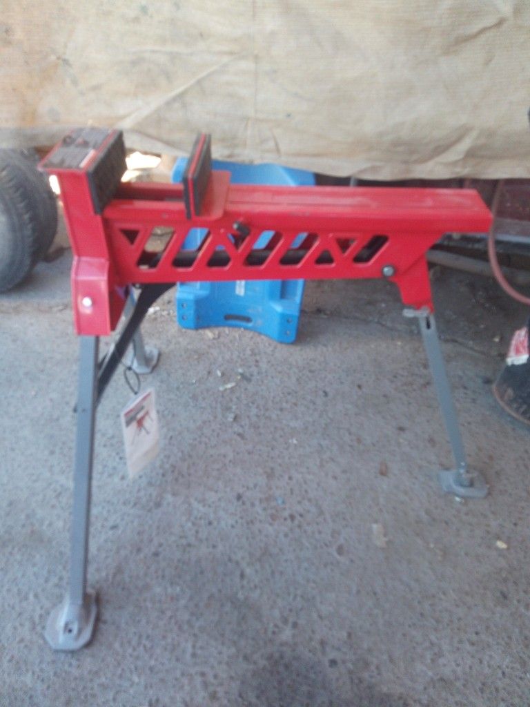 Bauer 35 in. Hands-Free Portable Clamping Workstation,