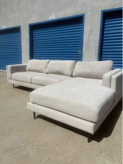 Living Spaces Sectional Couch 🛻Delivery Available🛻