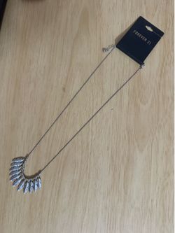 NWT Forever 21 Feather Charm Necklace