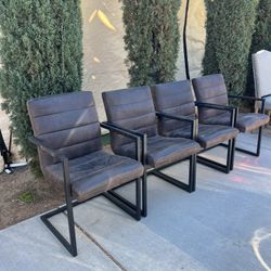 4 Matching Lounge Chairs! 