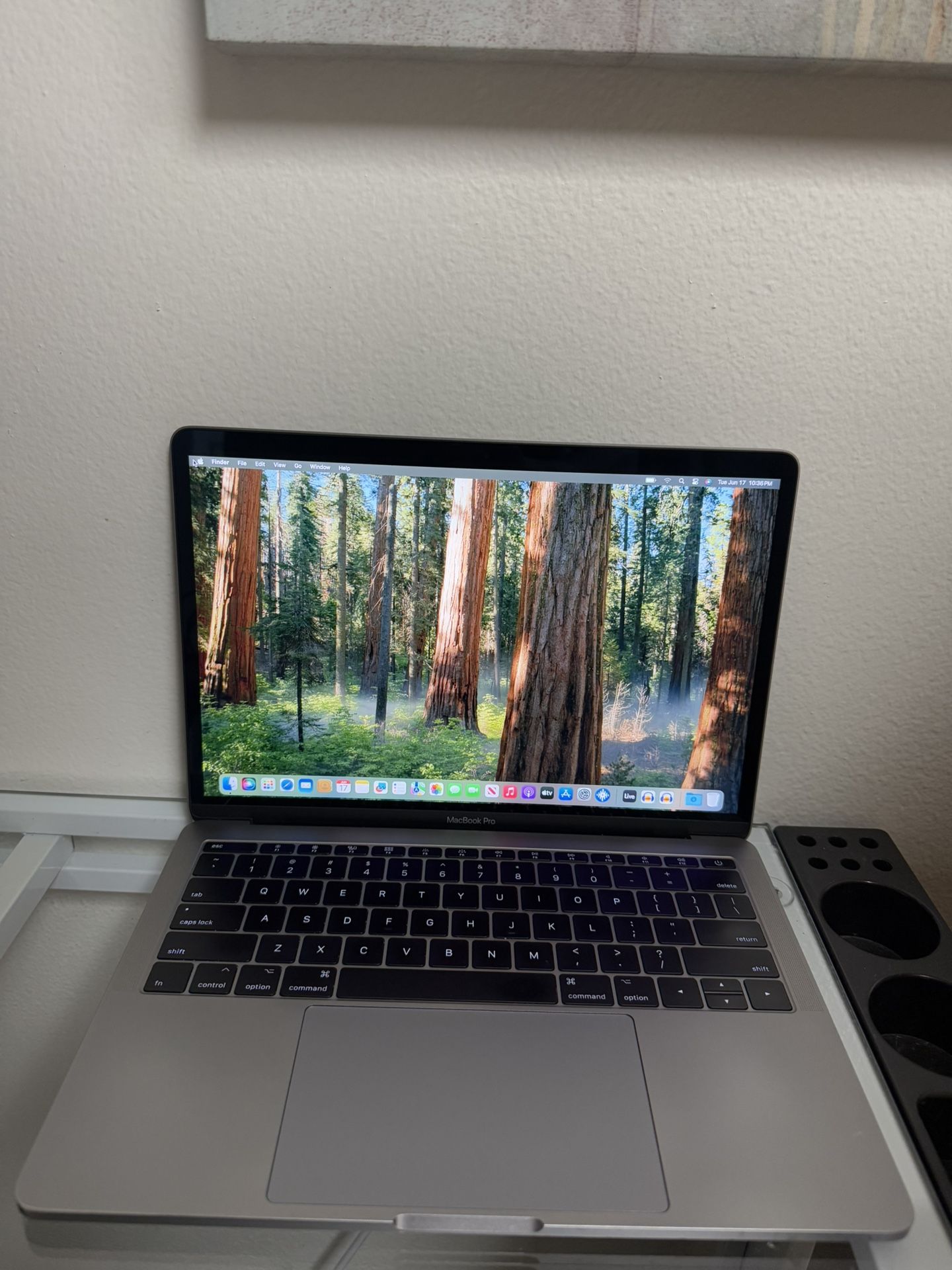 Macbook Pro 13-inch 2017,I5, 8gb, 500 Ssd, Sequoia OS, Comes With Charger