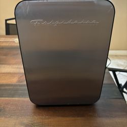 Mini Fridge - FRIGIDAIRE Portable 10L