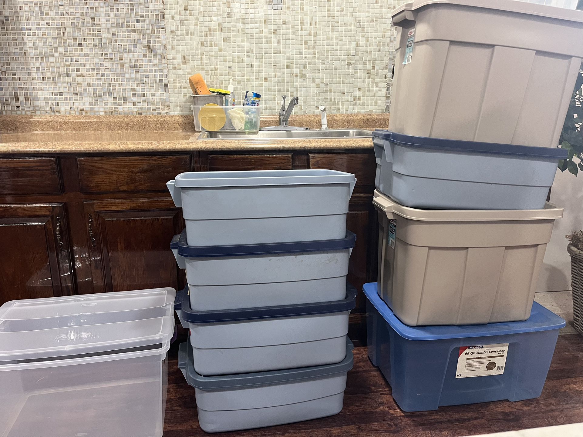 Rubbermaid Storage Container 