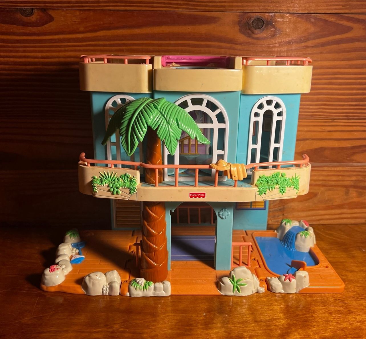 2000 Fisher Price Sweet Streets Loving Family Tropical Beach House- No Dolls