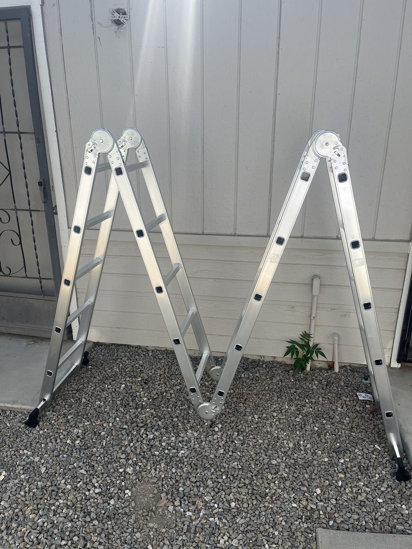 Brand New Foldable Ladder / Escalera Nueva