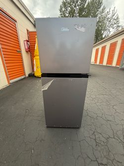 Midea 4.5 cu. Ft compact Refrigerator/freezer