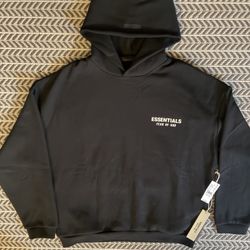 ESSENTIALS BLACK AND WHITE