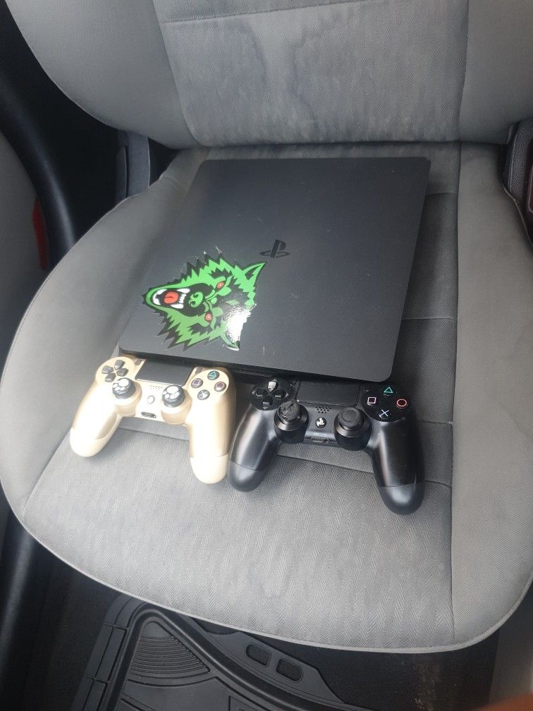 PS4 With 2 Controllers