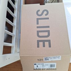 Yeezi slides adida  authentiques  new certified brown size 4 and 5