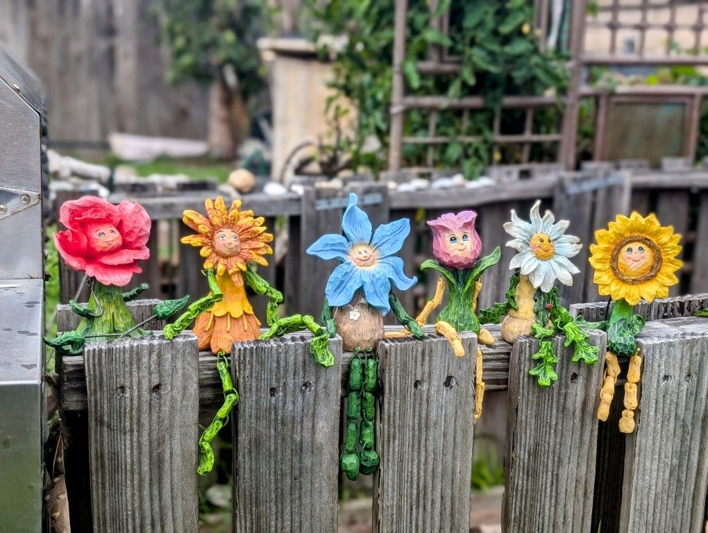 Adorable Vintage 1980s Anthropomorphic Flower Wall Sitters