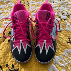 Basketball shoes