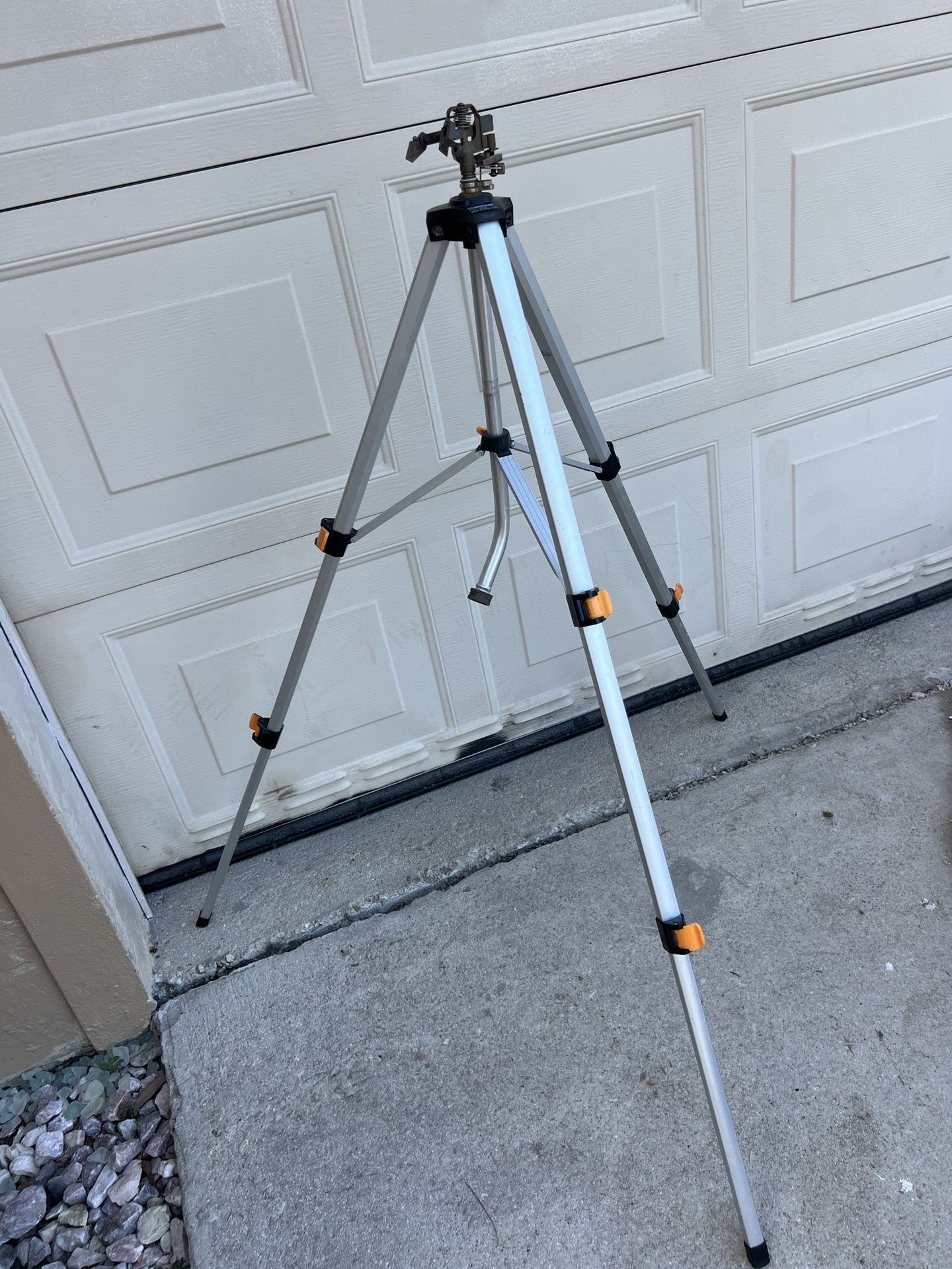 Melnor Model 9610 Pulsating Lawn Sprinkler Tripod Stand with Rotating Spray Head