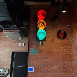 Vintage Style Traffic Light Wall Decor 🚦